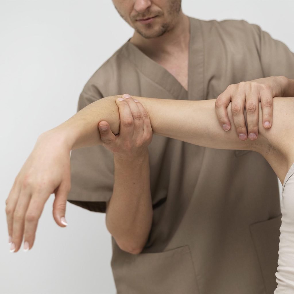 Fisioterapeuta tratando contracturas y movilidad en el antebrazo.