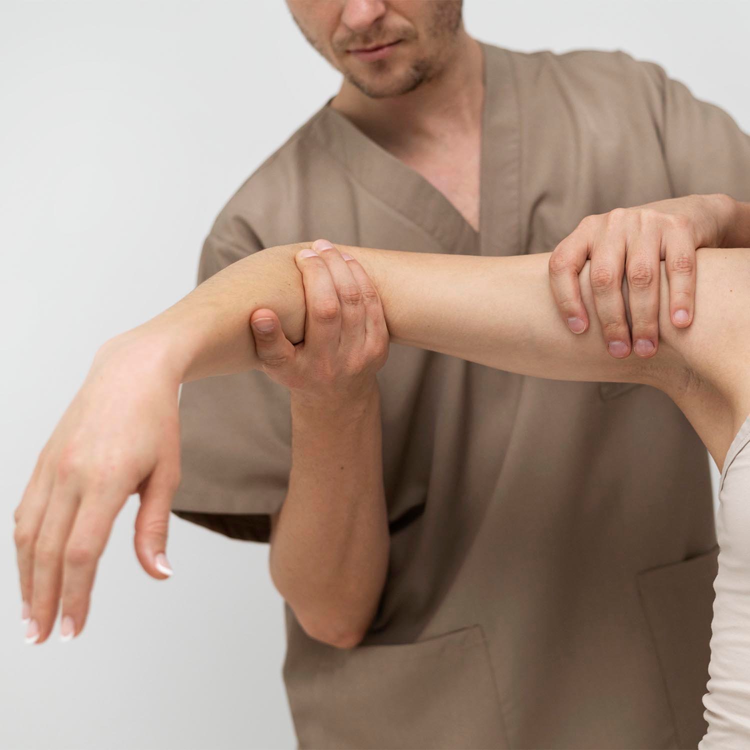 Fisioterapeuta tratando contracturas y movilidad en el antebrazo.