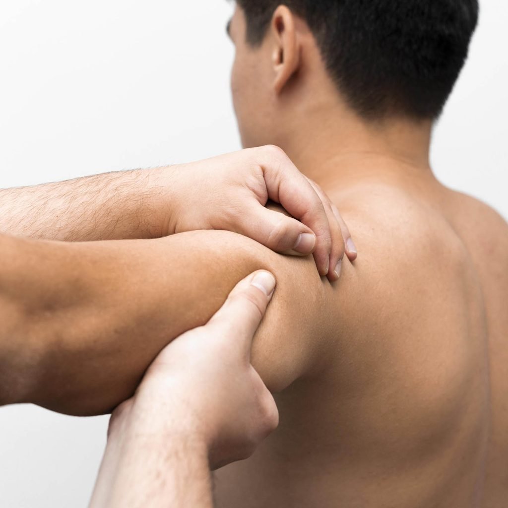 Sesión de terapia manual para el tratamiento de lesiones en hombro