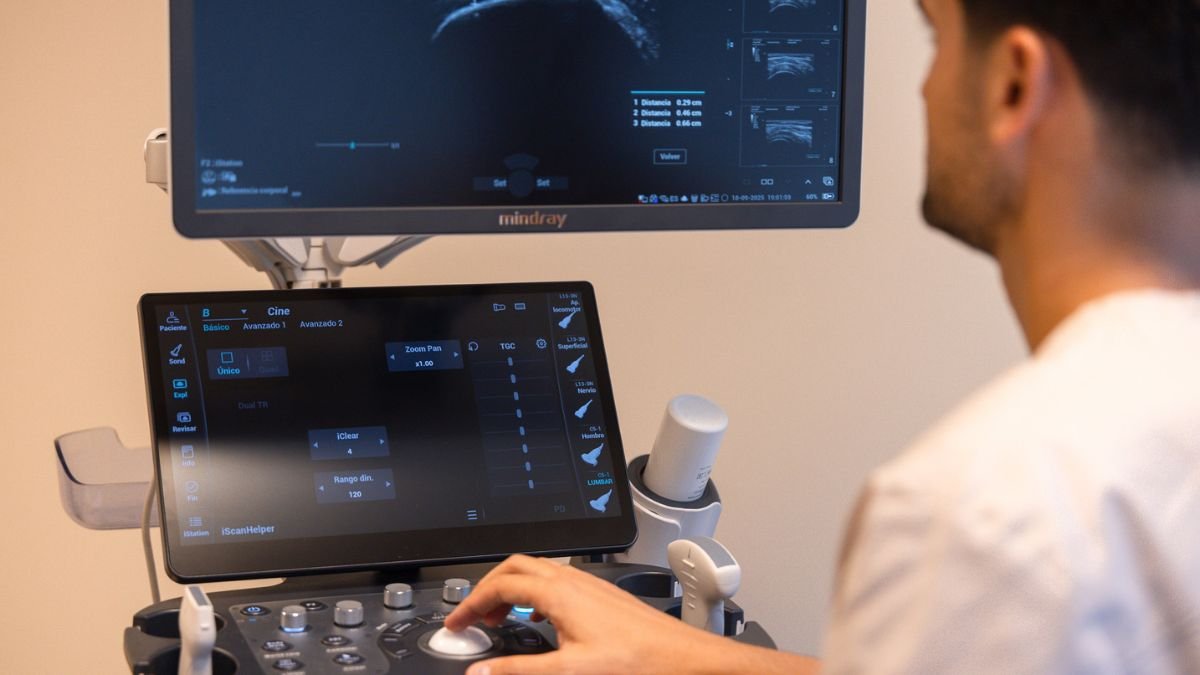 fisioterapeuta de NOHO tratando una terapia