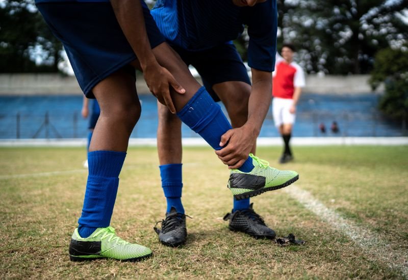 Corredor en Zaragoza deteniéndose repentinamente y sujetándose el gemelo tras sufrir un pinchazo o rotura de fibras en pleno entrenamiento.