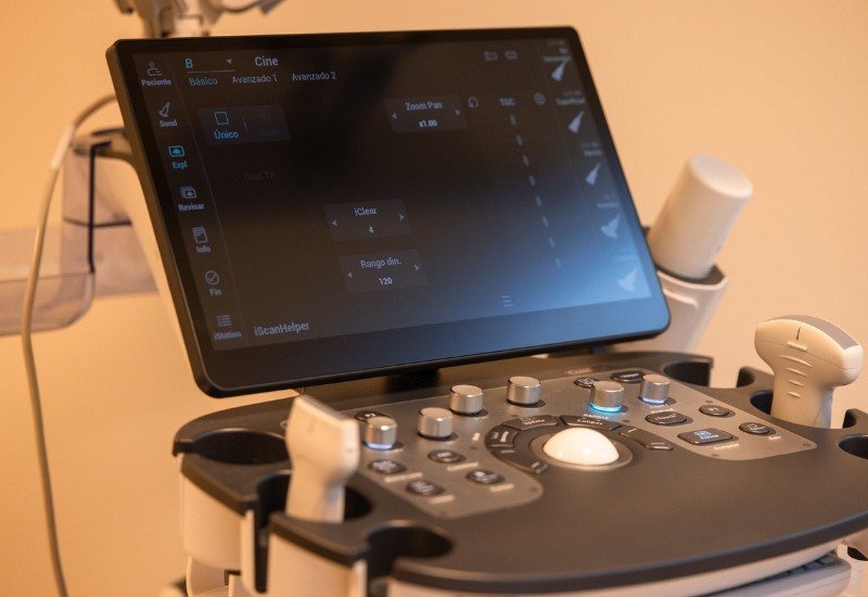 Fisioterapeuta realizando una ecografía músculo-esquelética avanzada para un diagnóstico preciso de lesiones en NOHO Fisioclinic.