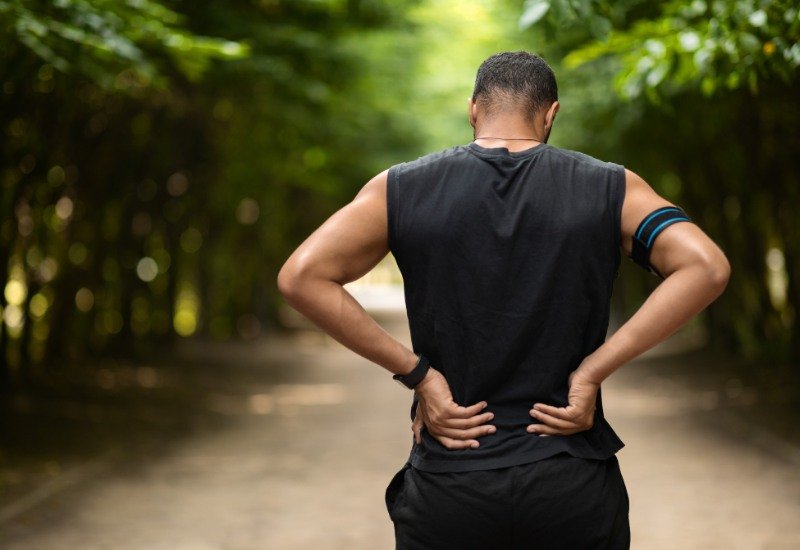 deportista con dolor de espalda tras un entrenamiento